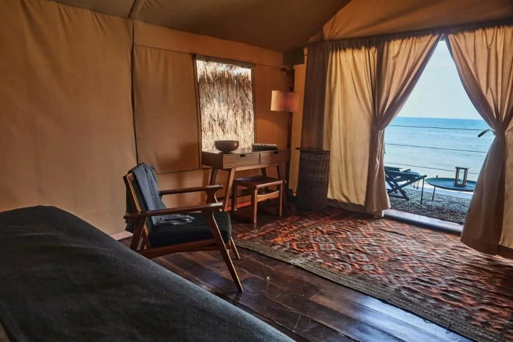 cenote dos ojos tulum hotel