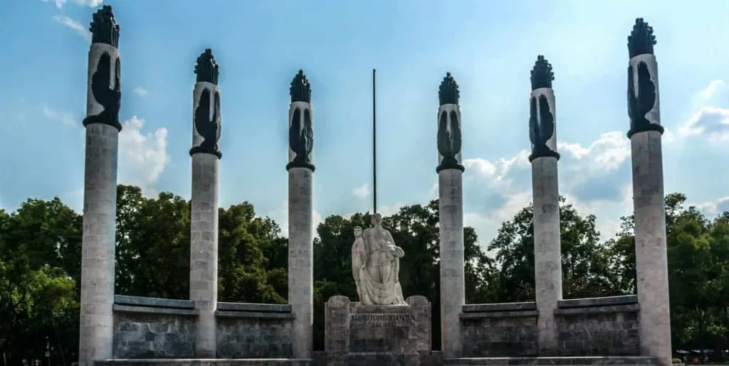 White columns of the Monumento a los Niños Heroes in Chapultepec