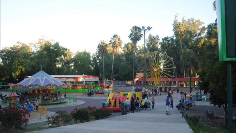 Ostimuri Park entrance in Ciudad Obregón with amusement rides, zoo, and 1,300 trees