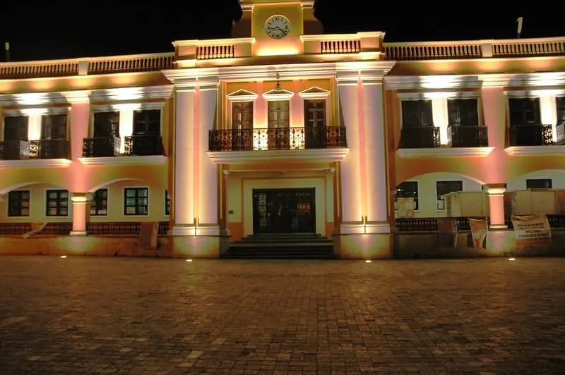 Municipal Palace courtyard and Belisario Domínguez statue