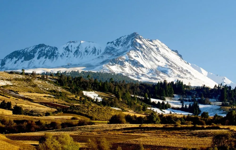 Snow-dusted crater slopes and winter trails at Nevado de Toluca