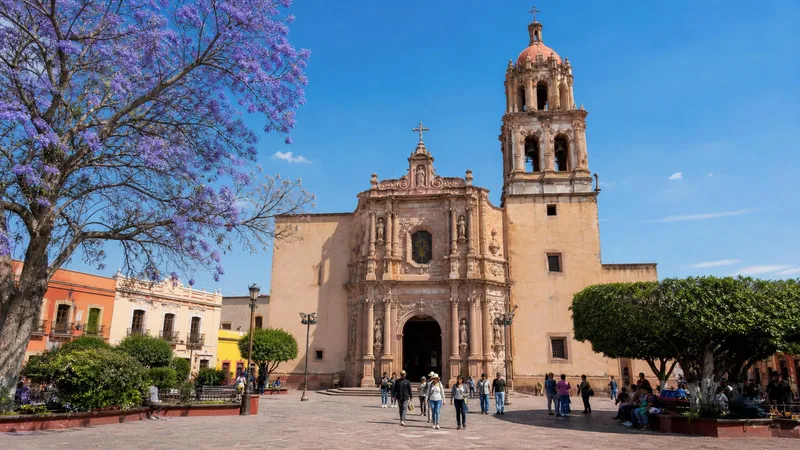 Dolores Hidalgo parish plaza on a clear March afternoon in Guanajuato
