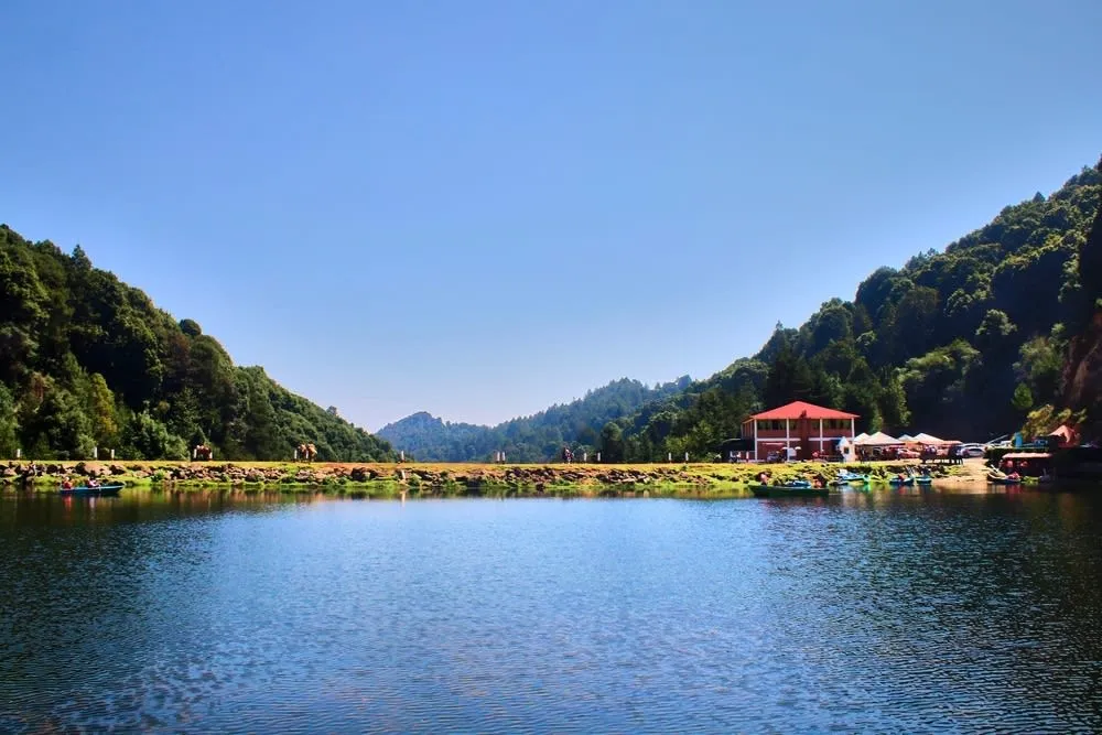 Presa del Llano dam near Villa del Carbon with cabins and spring-fed water