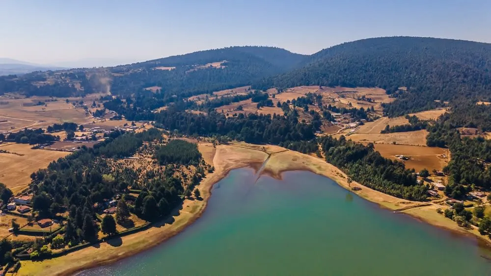El Oro lake and forest landscape near Brockman and Victoria lagoons
