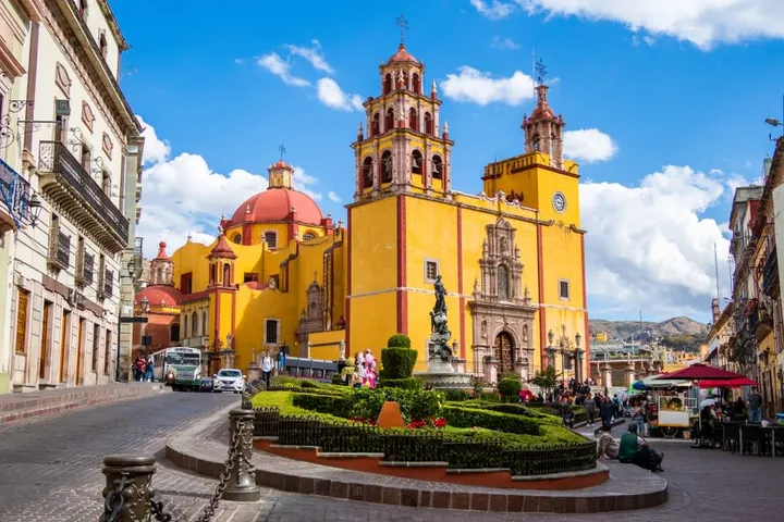 What to Eat in Guanajuato: 15 Dishes, Enchiladas Mineras & Where Locals Eat (2026)