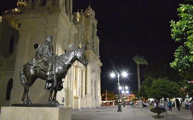 Clear December evening light in central Hermosillo, Sonora