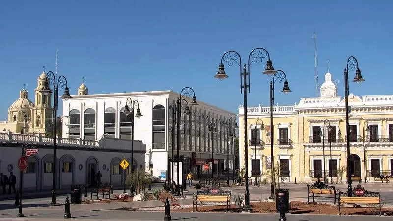 Practical hotel and civic-area planning in Hermosillo during May heat