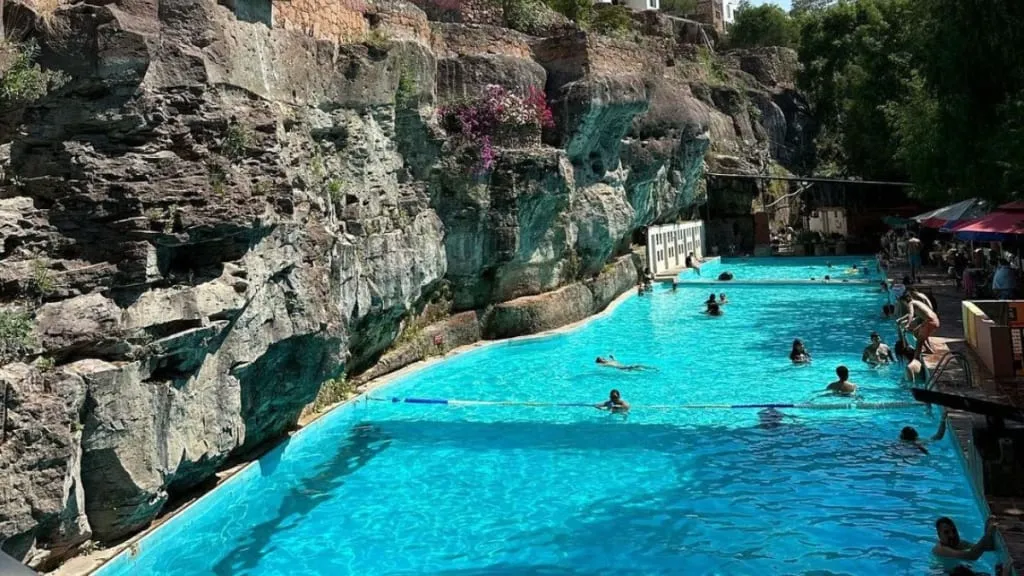 Balneario Chichimequillas hot springs in Huichapan Hidalgo — thermal pools in natural greenery setting