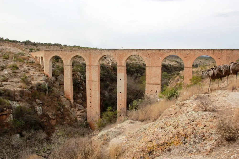 Old aqueduct in Huichapan Hidalgo Pueblo Magico — 18th-century El Saucillo aqueduct with colonial architecture