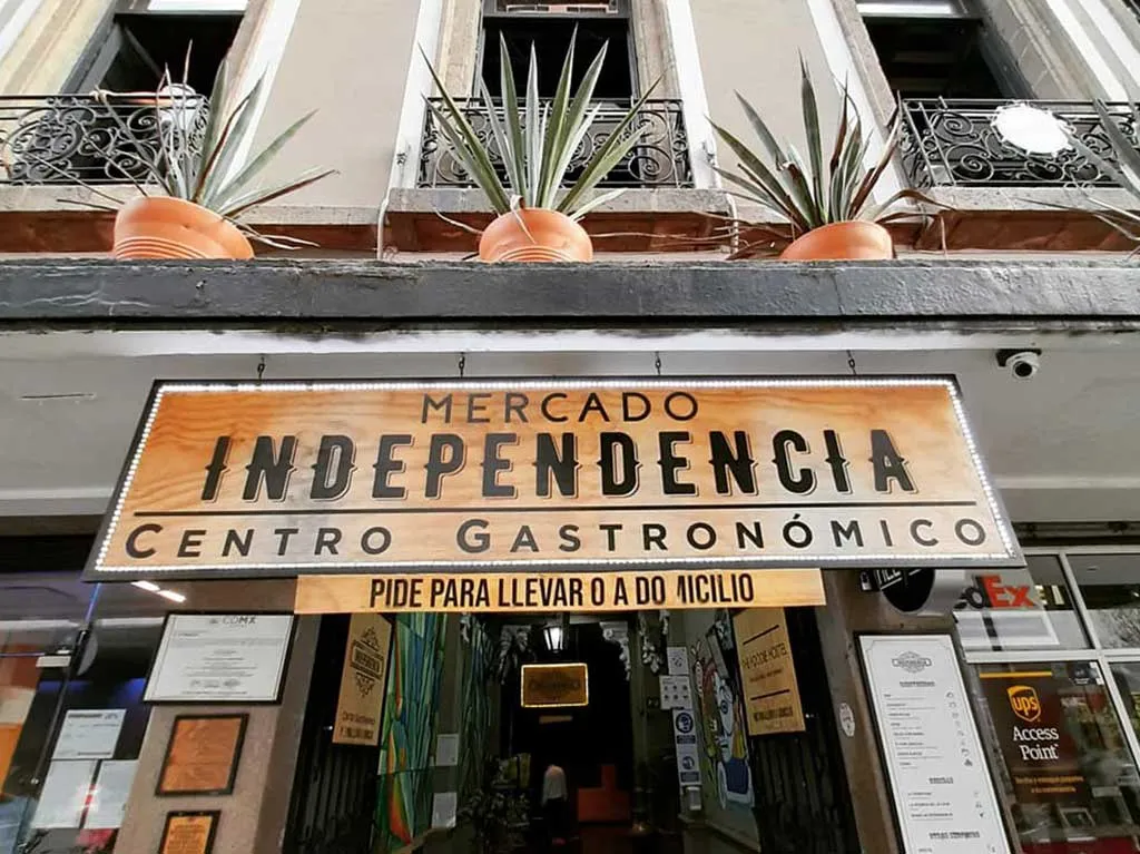 Produce and prepared-food stalls at Mercado Independencia