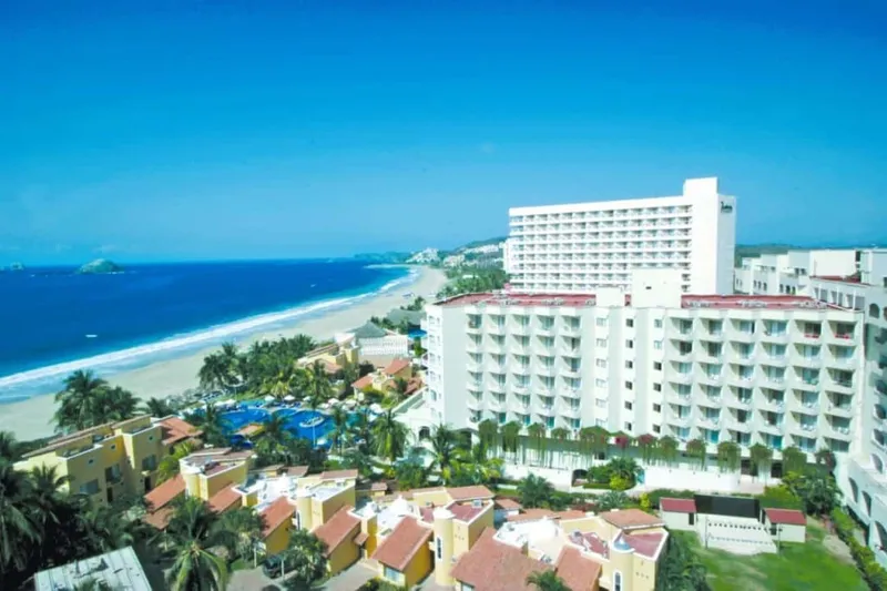 Zihuatanejo bay and Pacific beach planning in December with dry-season weather and easy Ixtapa side trips