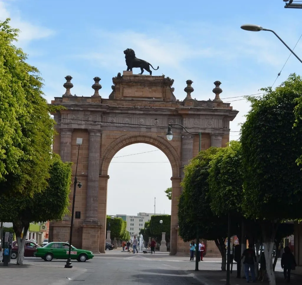 Triumphal Arch of León crowned by the bronze lion statue