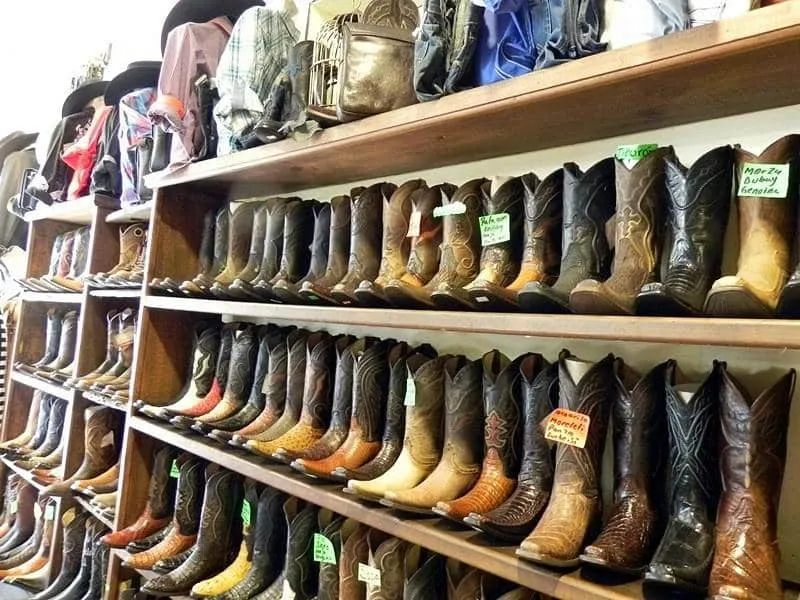León Guanajuato leather goods market — rows of handmade leather bags, belts and shoes displayed at Zona Piel wholesale leather district stalls