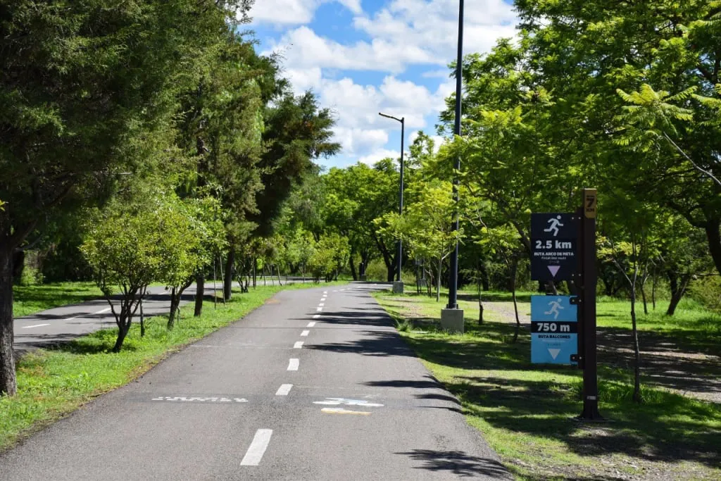 Lake and walking paths inside León Metropolitan Park