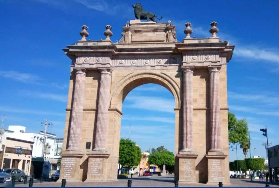 Pedestrian walkway linking León cultural landmarks