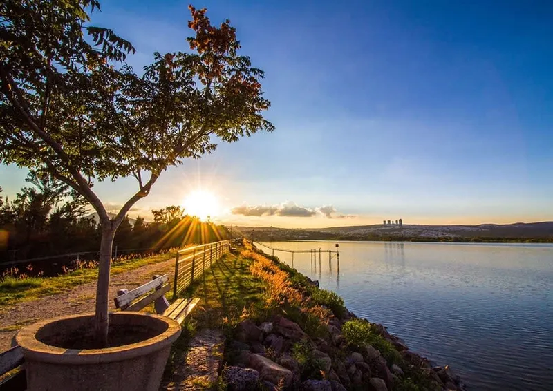 Metropolitan Park paths and water views in Leon under humid early-summer clouds