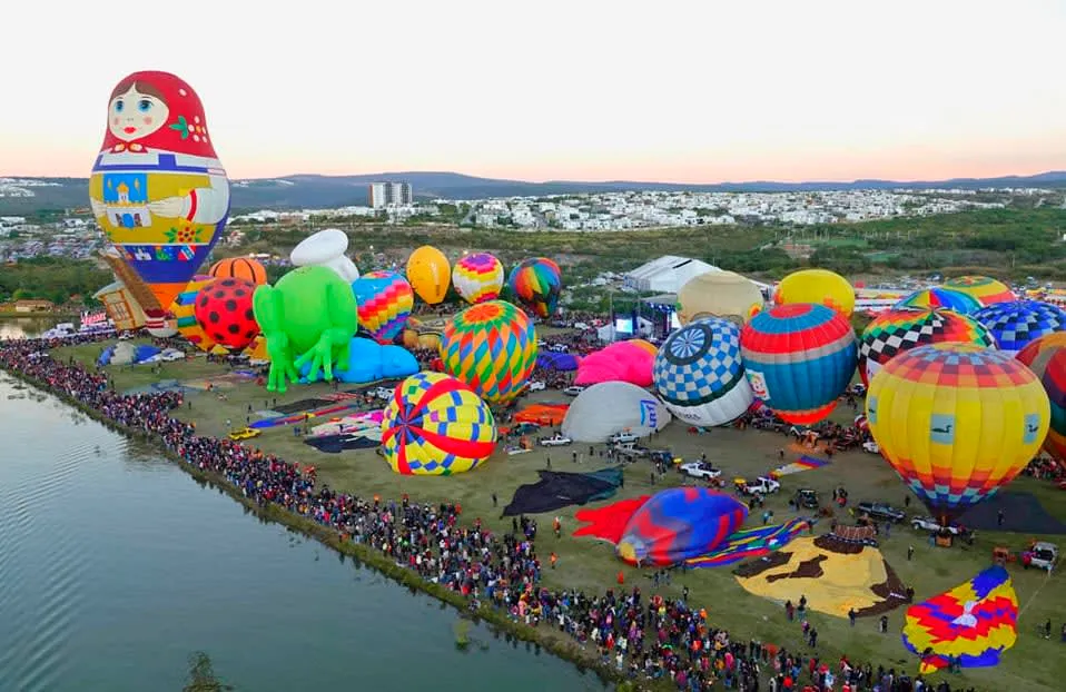 Hot air balloons lifting over León Metropolitan Park during the festival