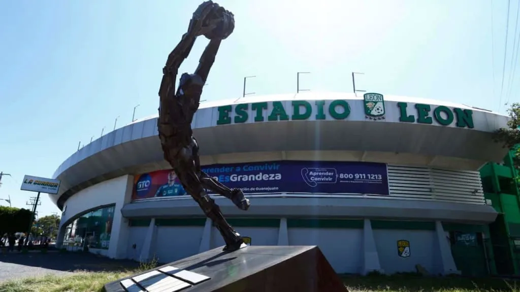 Exterior and pitch view of León Nou Camp soccer stadium