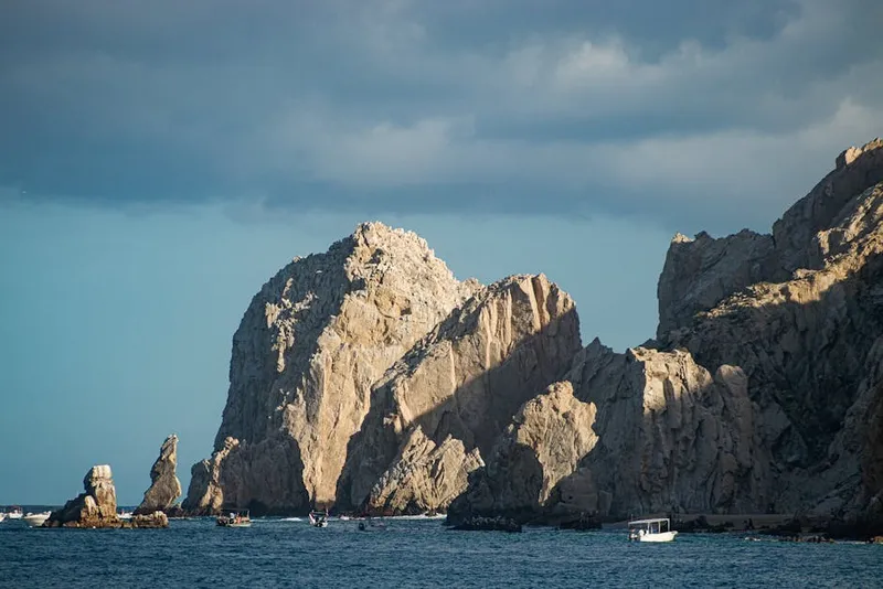 Los Cabos in April with El Arco, dry desert weather, and blue Pacific water