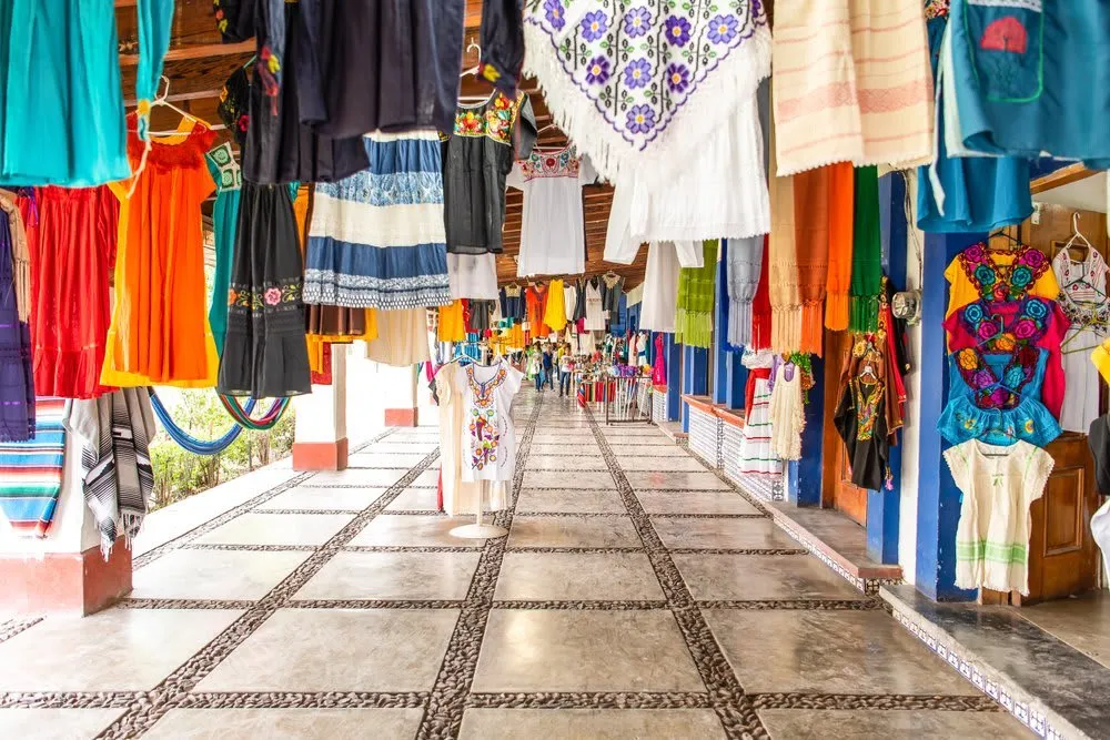 Handicraft stalls with hats and regional souvenirs near Plaza Monumental
