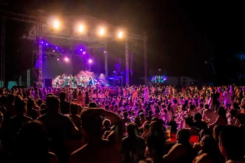 Evening gathering in Mazunte with beach-town music and lights during April travel season