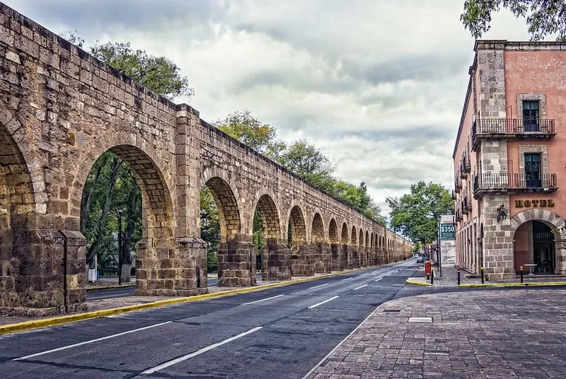 Morelia aqueduct in November with dry walking weather