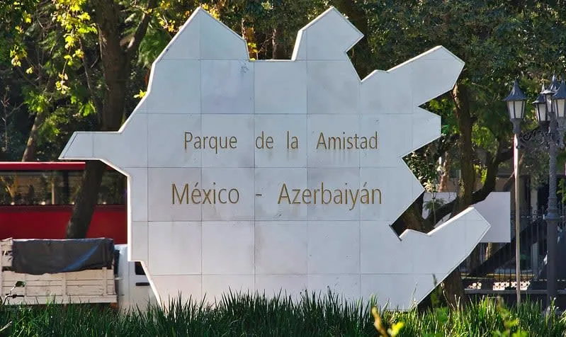 Parque de la Amistad lawns near Chapultepec and Reforma