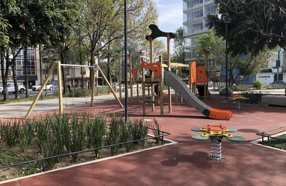 Parque Cholula playground and renovated paths in Hipódromo