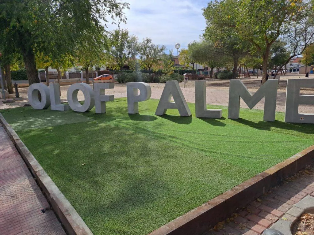 Olof Palme Park play equipment and shaded benches in Cuauhtémoc