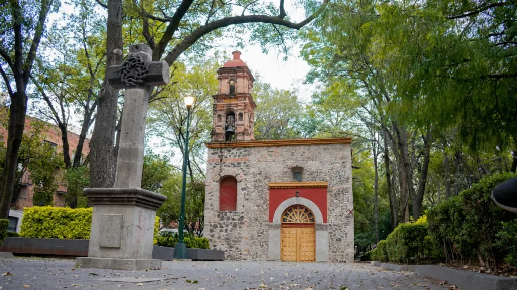 San Lorenzo Park trees and chapel area in Tlacoquemecatl del Valle