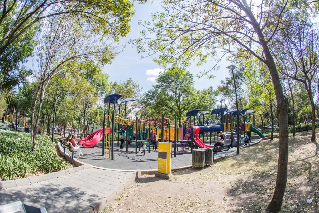 Parque La Tapatía playground platforms in Chapultepec Forest