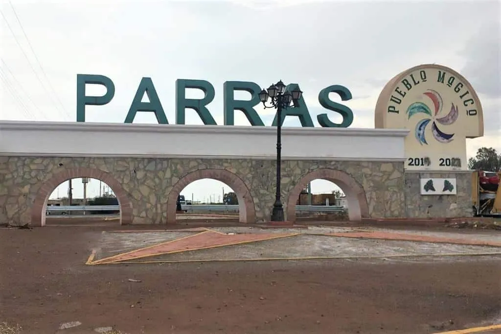 Street and desert landscape around Parras de la Fuente in Coahuila