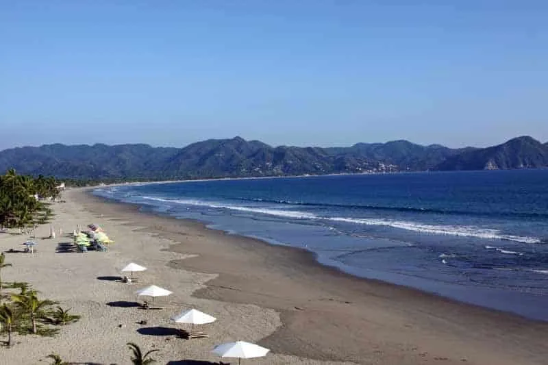 Playa La Manzanilla beside La Cruz de Huanacaxtle with fishing boats