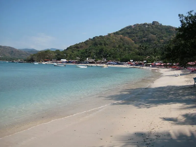 Las Gatas near Ixtapa and Zihuatanejo in August with protected bay planning and early boat timing