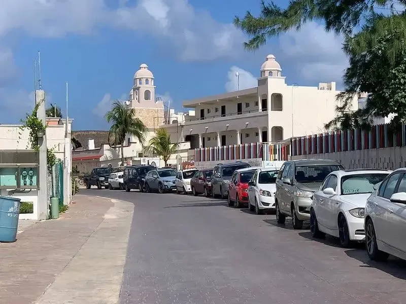Puerto Morelos town streets that work well for relaxed August evenings after the heat softens