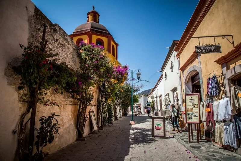 Querétaro region in February with dry highland landscapes and central Mexico route planning