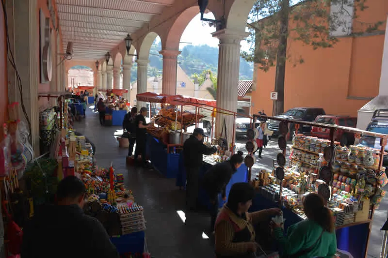 Arcaded Portal del Comercio beside Nuestra Señora del Rosario church