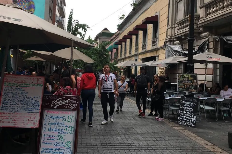 Pedestrian cafes and colonial buildings along Regina Street