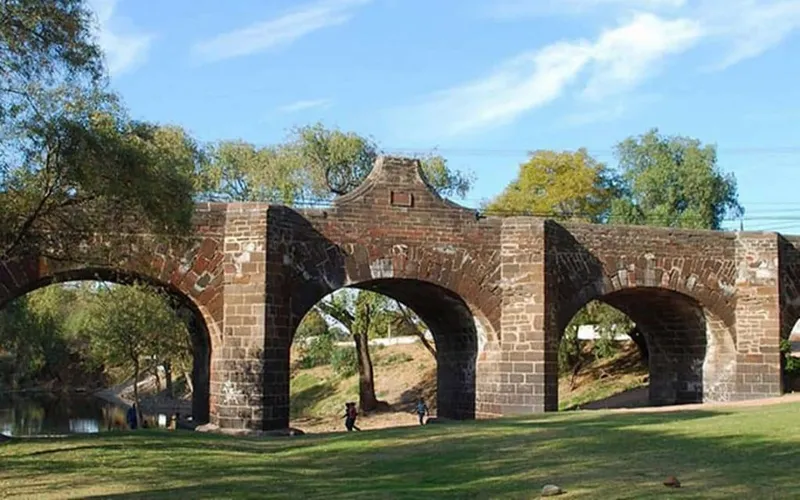 Querétaro region bridge and central Mexico route planning in November