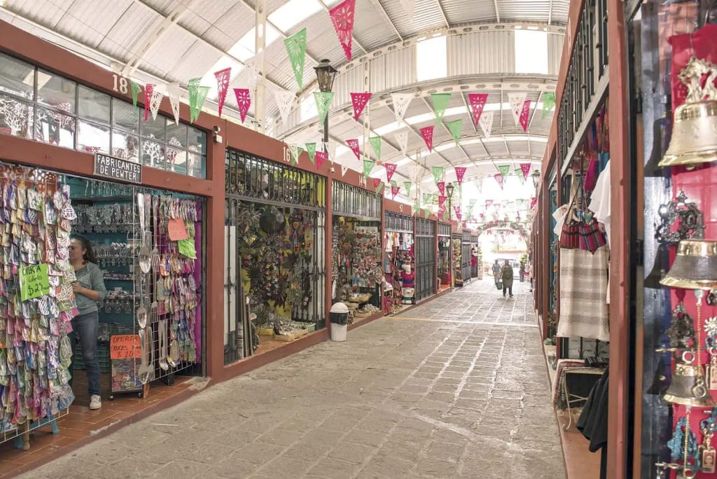 San Miguel de Allende market — the Central de Autobuses bus terminal is 2 km south of the main square