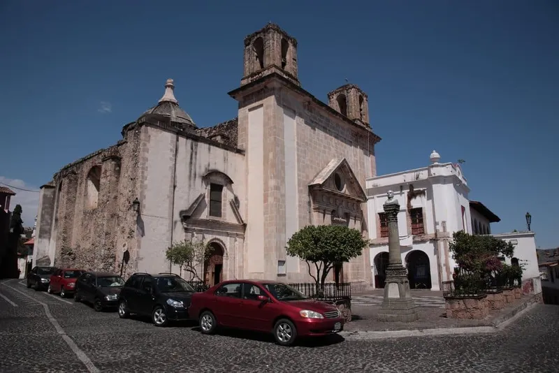 Whitewashed Taxco rooftops and mountain views around Santa Prisca church