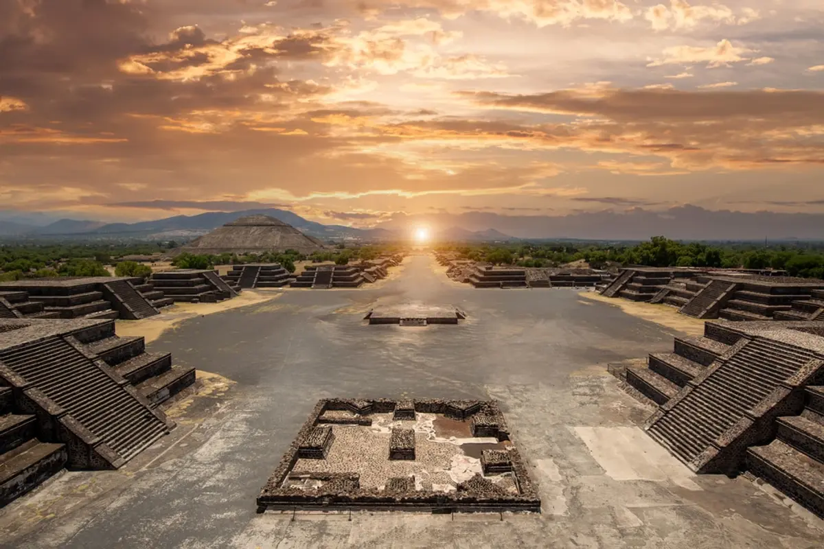 Teotihuacan Guide 2026: Pyramids, Hot Air Balloons & How to Get There