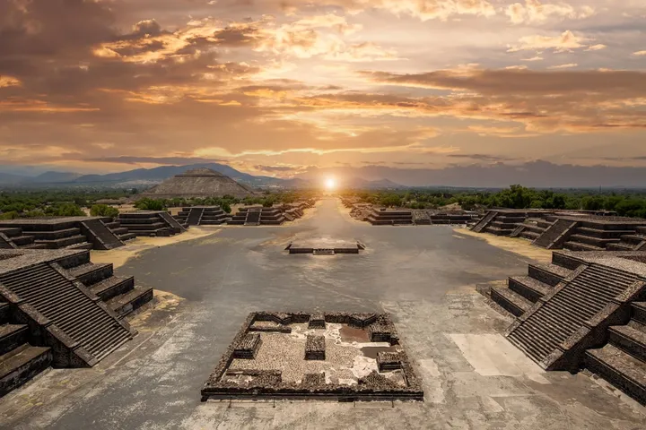 Teotihuacan Guide 2026: Pyramids, Hot Air Balloons & How to Get There
