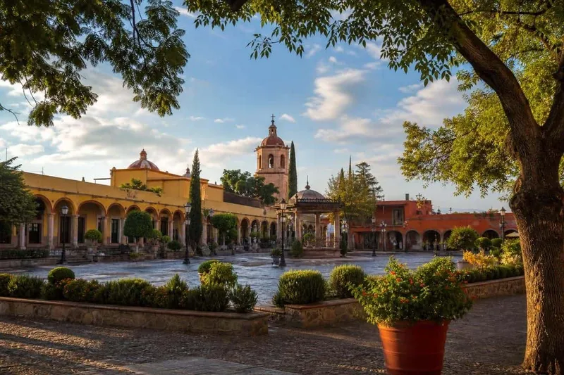 Tequisquiapan plaza arches and wine-country streets during late October
