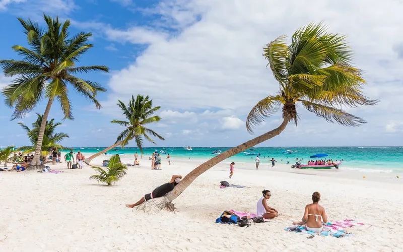 Tulum coast near Akumal in April for Riviera Maya base comparison