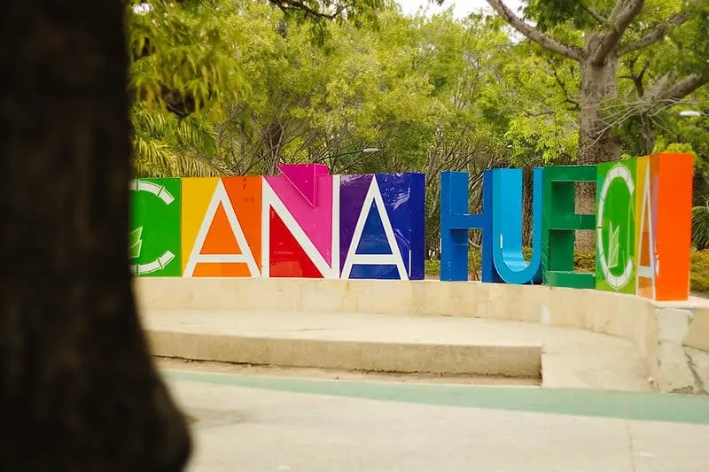 Tree-lined paths and sports areas inside Cana Hueca Park