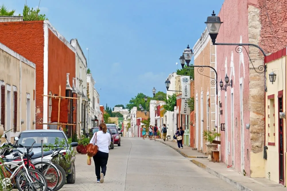 Calzada de los Frailes street leading toward the Sisal neighborhood