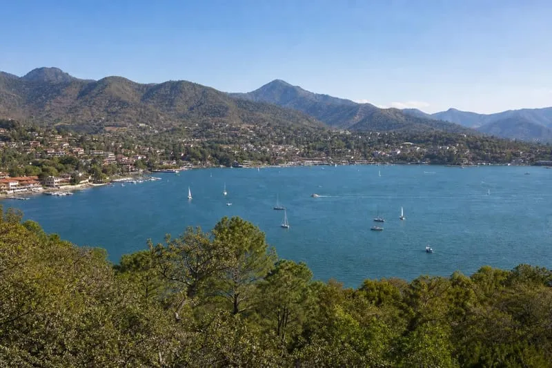 Lake Avandaro and the forested hills around Valle de Bravo on a clear spring day