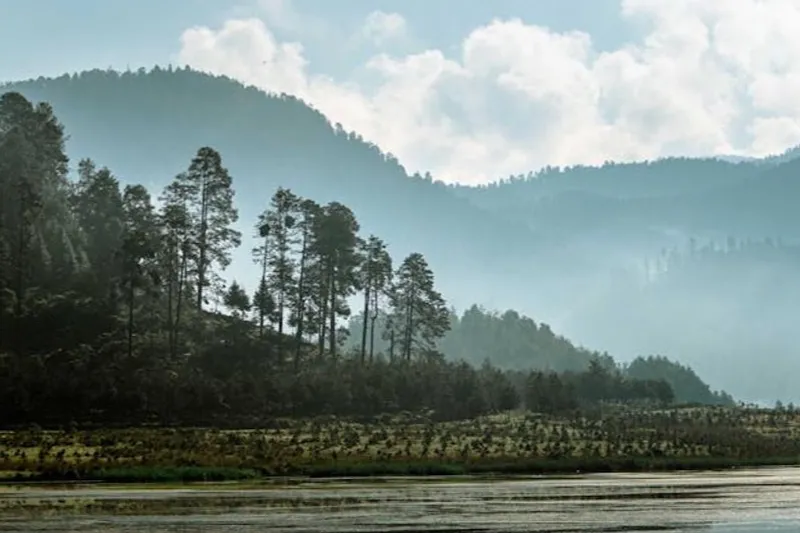Valle de Bravo lake and wooded hills in clear February dry-season light