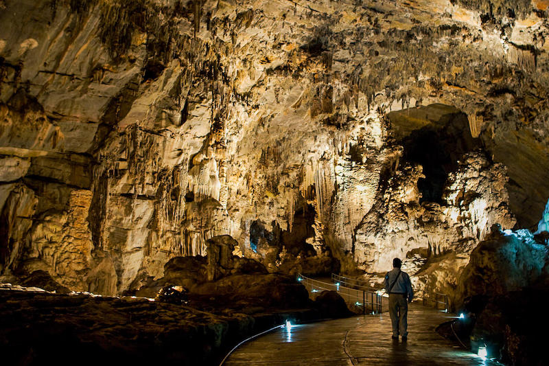 Guided tour inside Grutas de Cacahuamilpa National Park